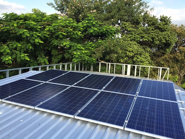 solární panel na střeše