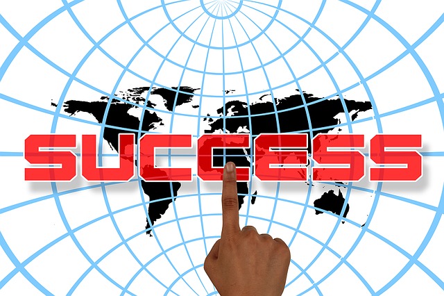 prst ukazující na nápis „úspěch“ na pozadí světové sítě