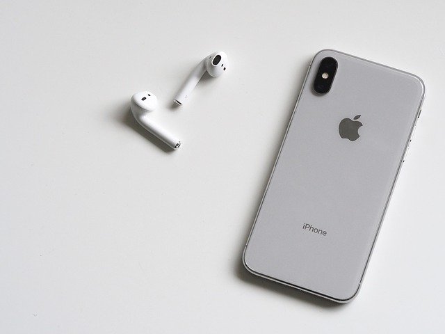 iPhone X se sluchátky