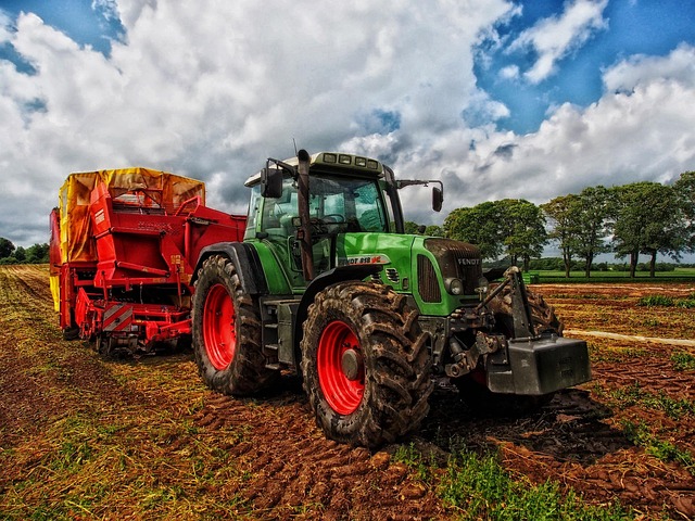 traktor na poli